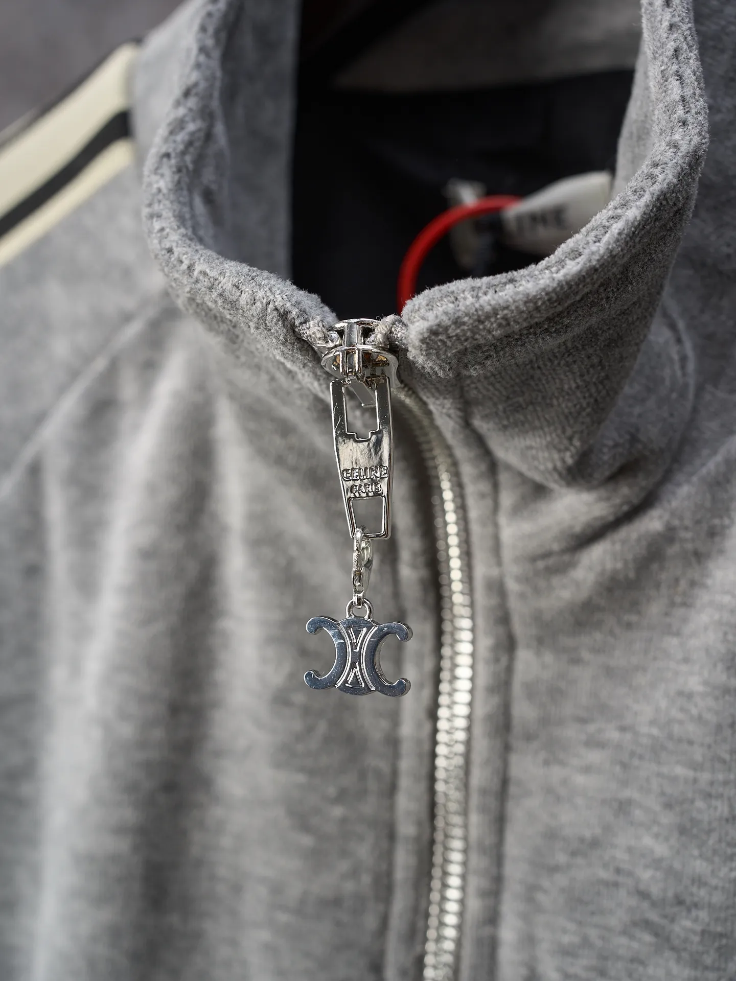 [Real auction] Celine/Celine gray fog velvet Arc de Triomphe embroidered suit zipper jacket [In Stock] S M L XL custom-made Yunrou twin velvet fog cotton sateen. Delicate and smooth, close to the skin like a cloud. The main tone is high-end gray. It is low-key and full of connotation. The iconic CELINE Arc de Triomphe embroidery wakes up on the gray fog velvet. It is fully recognizable. The contrasting ribbons are like shooting stars across the shoulders and arms. The metal zipper glows with cold light. The visual impact between movement and movement. The stand-up collar is cut with neat lines, both strong and soft. When taken apart, it is a style item. When worn together, it is an aura shirt. The suit is worry-free to wear. Use imported machine embroidery technology. Use advanced computer control system and precise mechanical components to realize the Arc de Triomphe embroidery operation. High precision. The lines are smooth and delicate. The fabrics have been washed and have a better hand feel. Not easy to deform, not easy to shrink, not easy to fade. Maintain long-term beauty and fit.